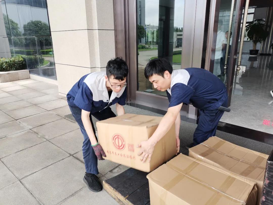 “夏日送清涼”，通力向生產(chǎn)一線員工分發(fā)市總工會(huì)夏日慰問品